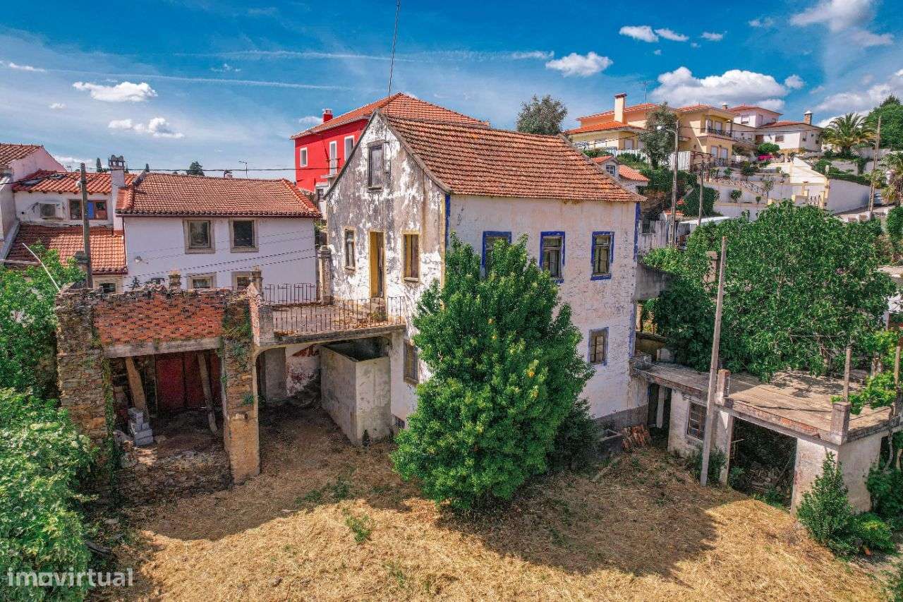 Moradia de estilo antigo de 300m2 com terreno, no centro da Sertã - Grande imagem: 5/46