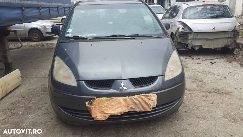 Far dreapta Mitsubishi Colt - 3