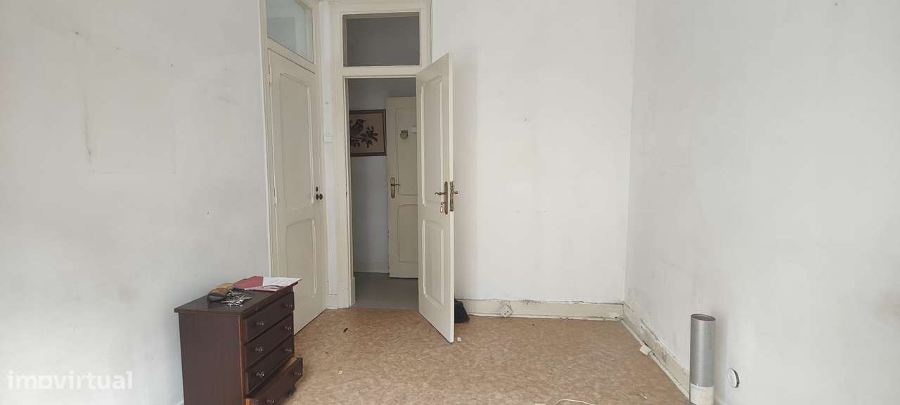 Apartamento T3 com varanda em Avenidas Novas, para remodelação total.-5