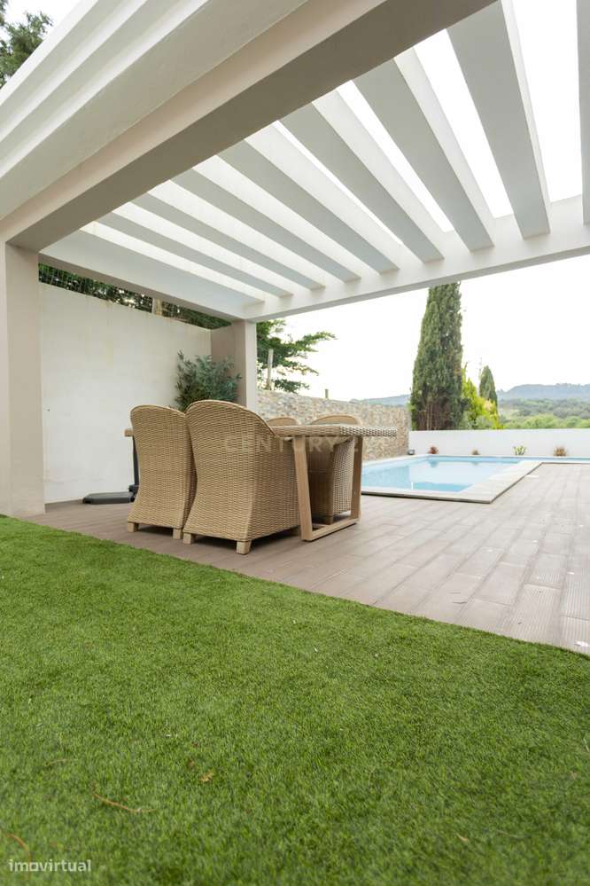 Moradia V4 isolada de arquitetura contemporânea com piscina, com vista-23