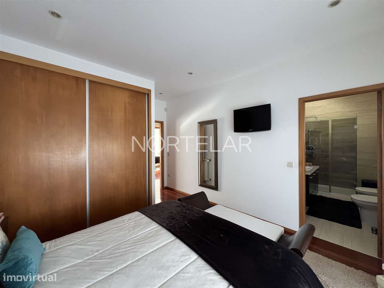 Moradia T3 com jardim e 3 frentes em Famalicão-25