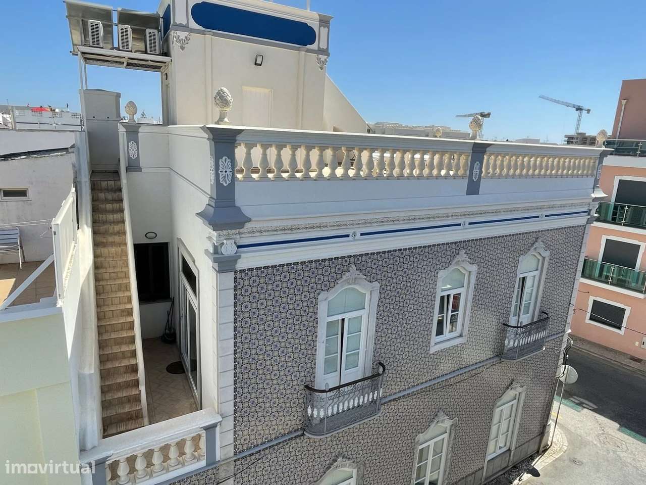 Deslumbrante moradia de grandes dimensões no coração de Olhão - Grande imagem: 5/56