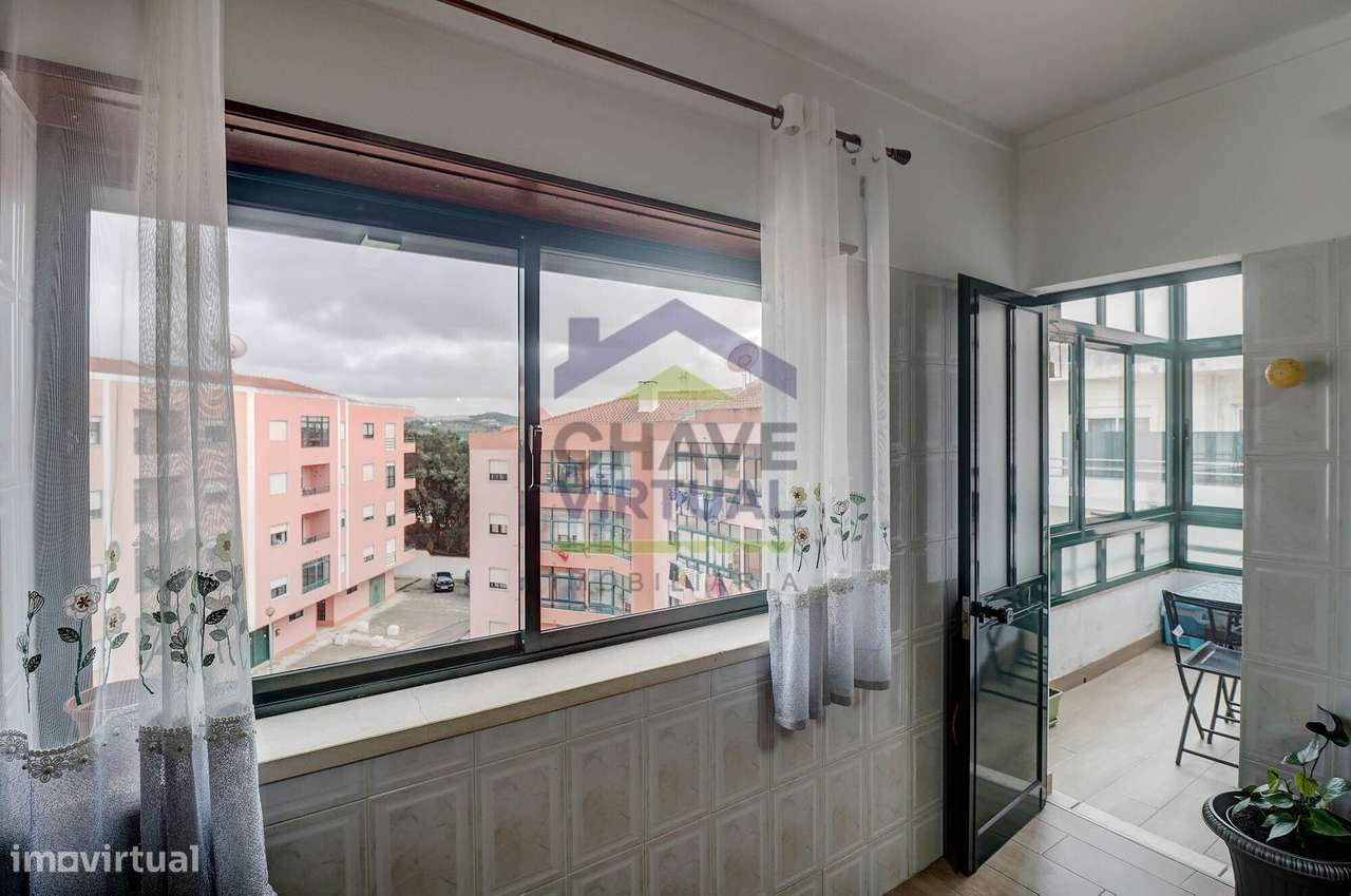 Apartamento T3 com Sótão Amplo - Centro Bombarral-24