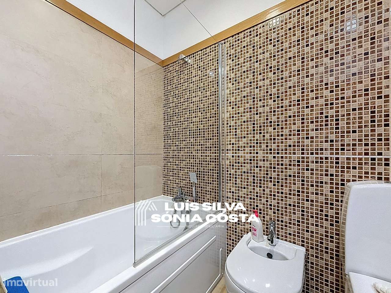 Moradia T4 Excelente Estado e Áreas | 2 Suites, Jacuzzi, Painéis...-34