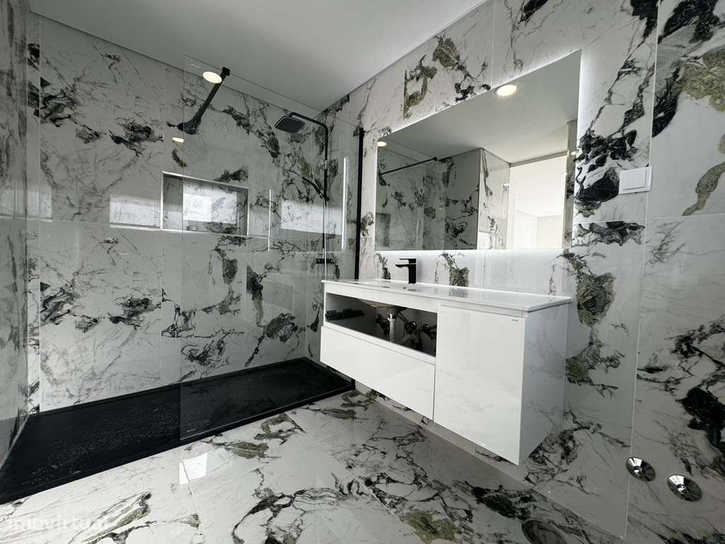 Moradia com 3 Suites, Garagem, Logradouro, Churrasqueira e Piscina-19