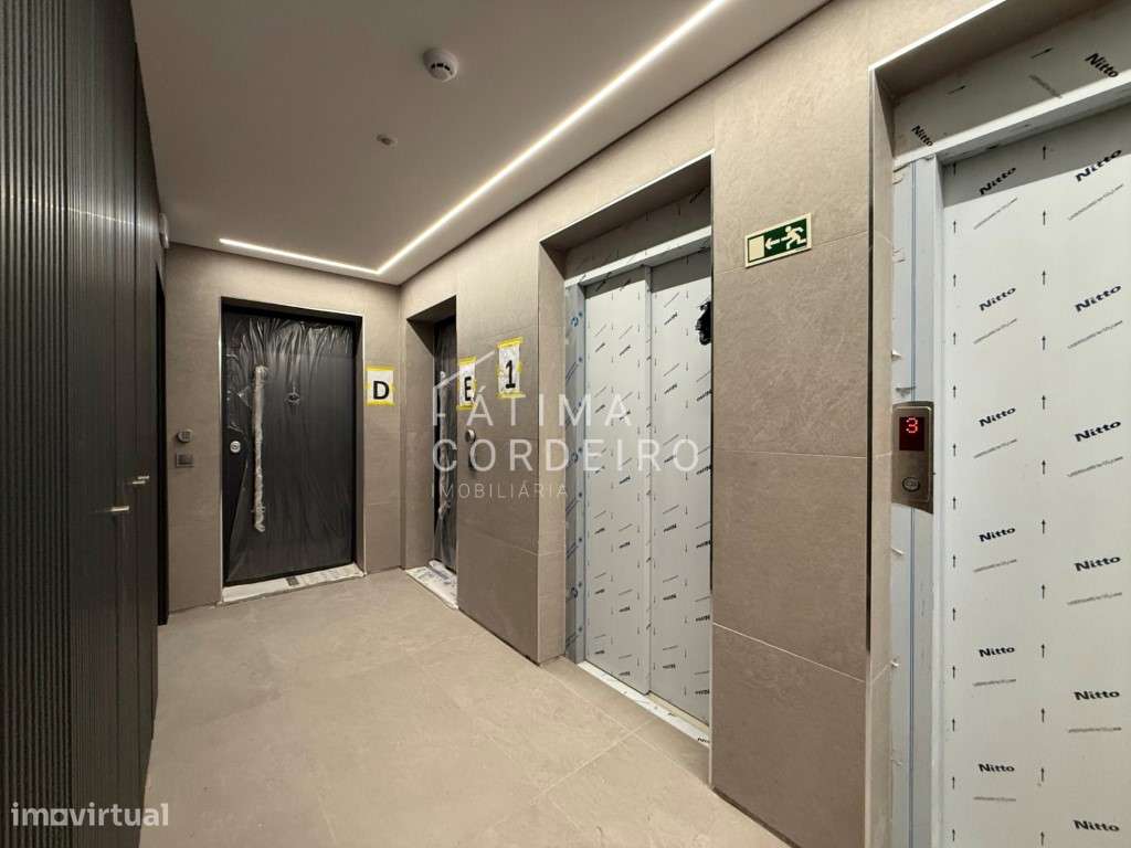 T2 com Terraço de 72m2 com Jacuzzi - Sto António da Caparica - Grande imagem: 5/23