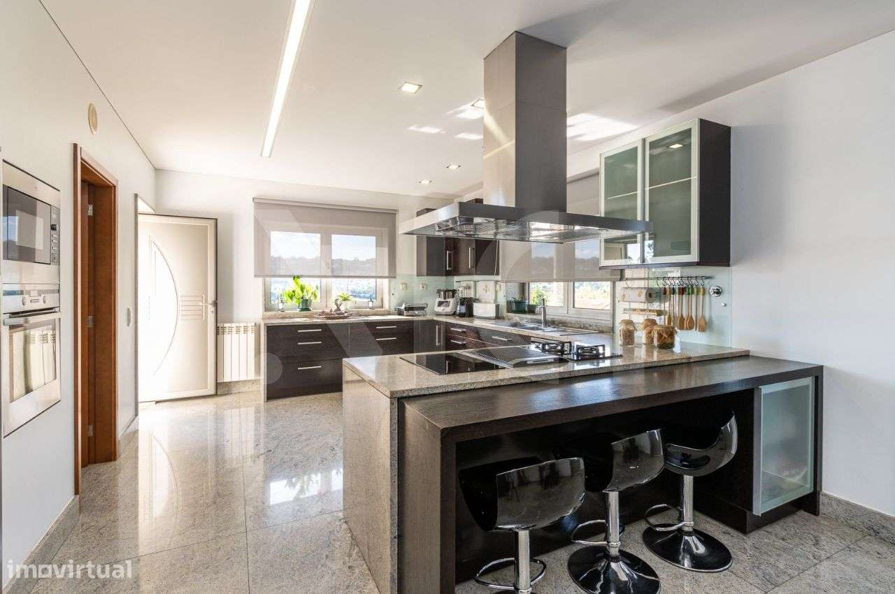 Moradia T3, com Varanda, jardins e Piscina em Felgueiras-25