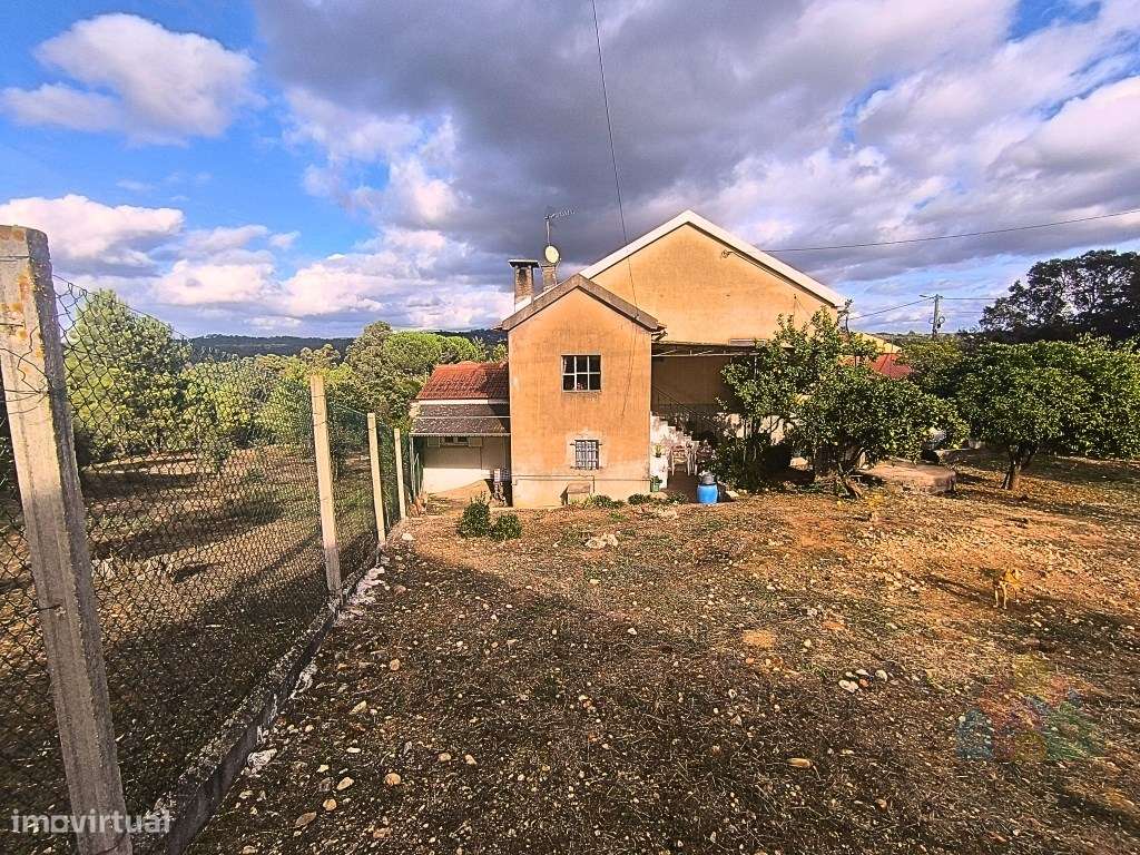 Moradia T4 com construção robusta e terreno perto IC9- Tomar-9