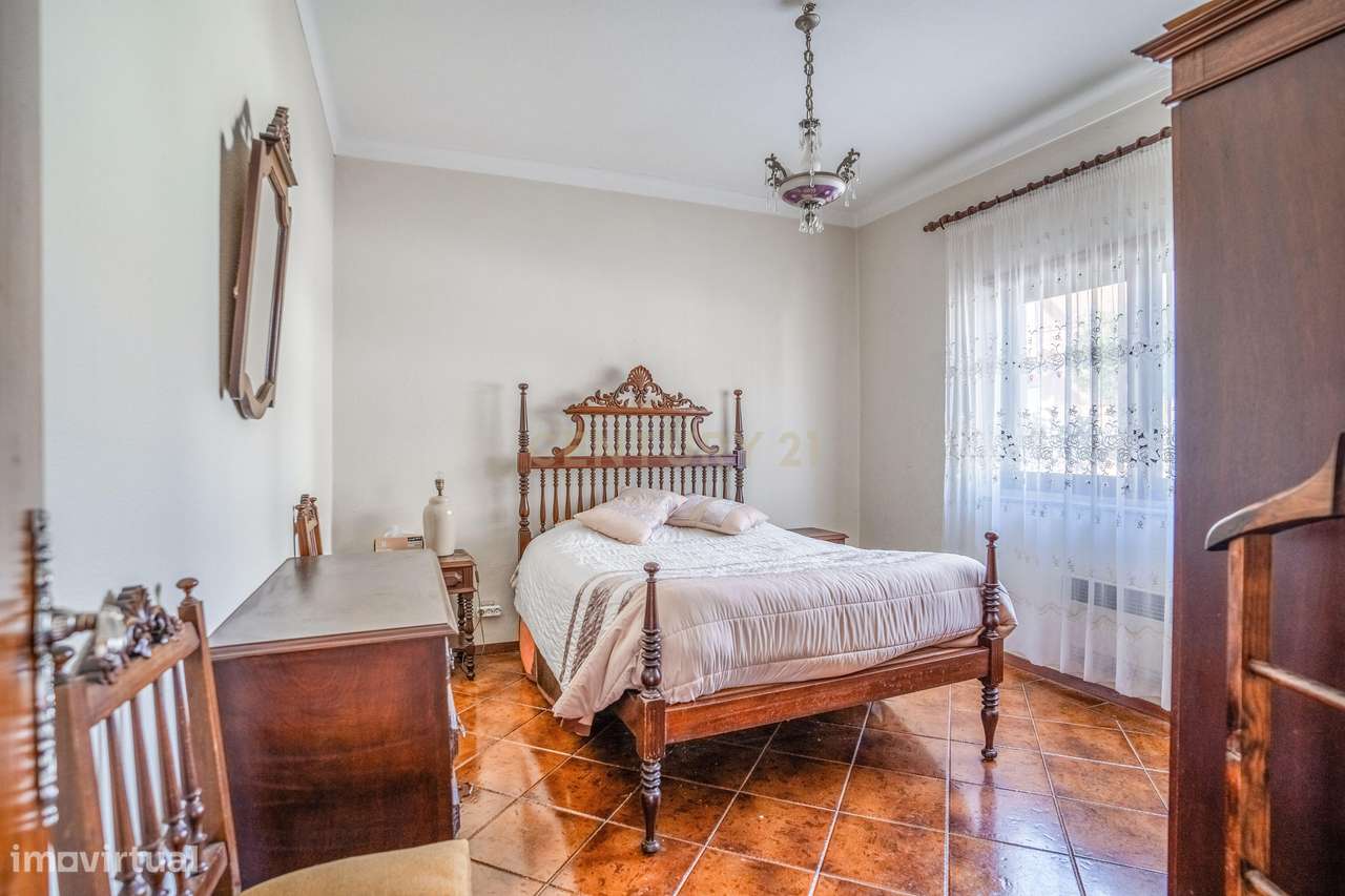 Moradia Bifamiliar com 2 Armazéns de Grande Dimensão-17