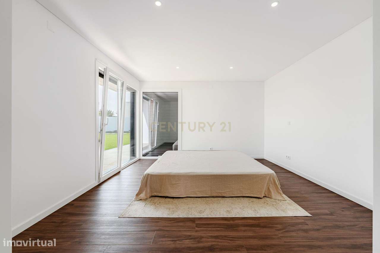 Moradia T4 em Fernão Ferro, Seixal, com Piscina e enorme Jardim-36