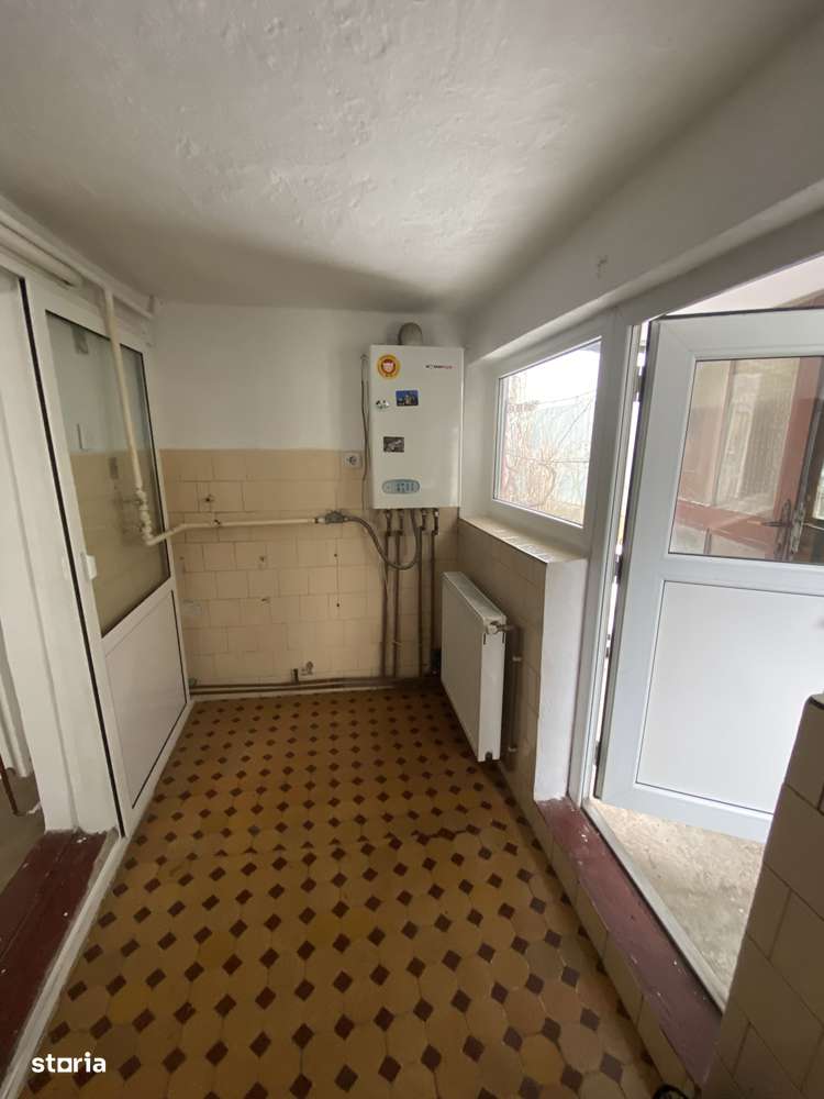 Casa, construită 2004, preț 120000€ zona f buna-9