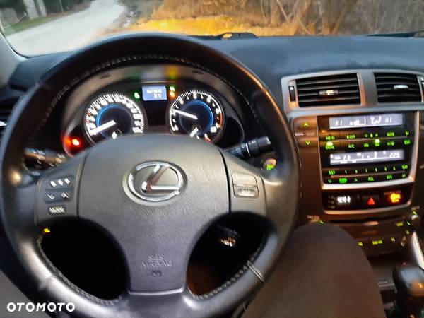 Lexus IS 220d F-Sport - 32