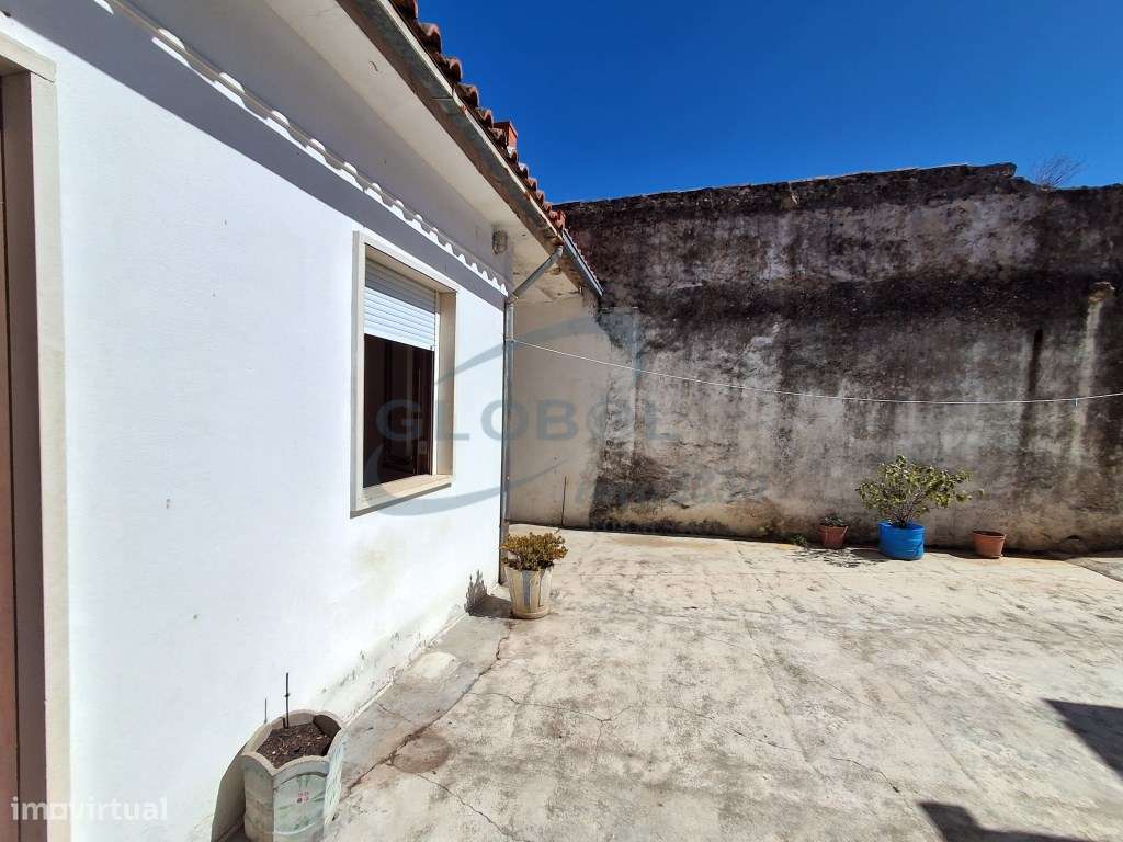 Moradia T3 no Centro de Vila Moreira - com logradouro, anexos e fre...-14