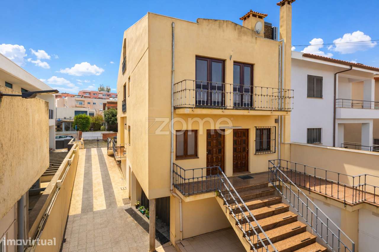 Moradia Geminada T4+1 e armazém no Centro da Póvoa de Varzim - Grande imagem: 2/31