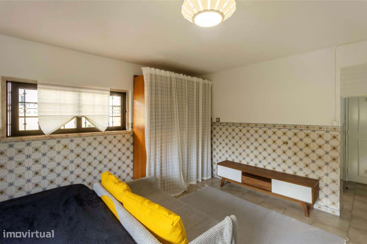 Moradia remodelada com jardim, garagem e vista desafogada, Algueirão,-12