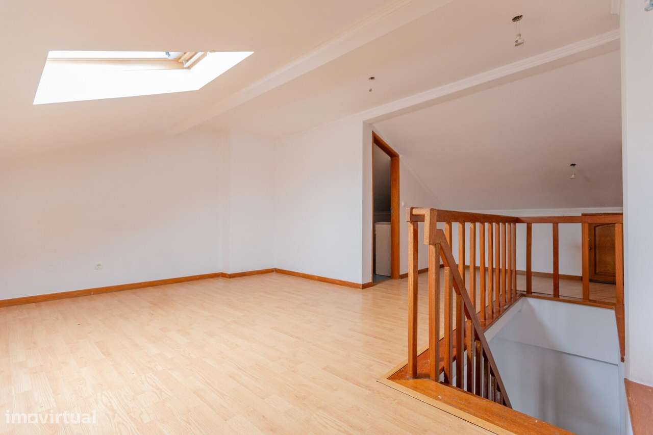 T2 Duplex com 101 m2 e 2 WC – Um apto. diferente na Amadora-27
