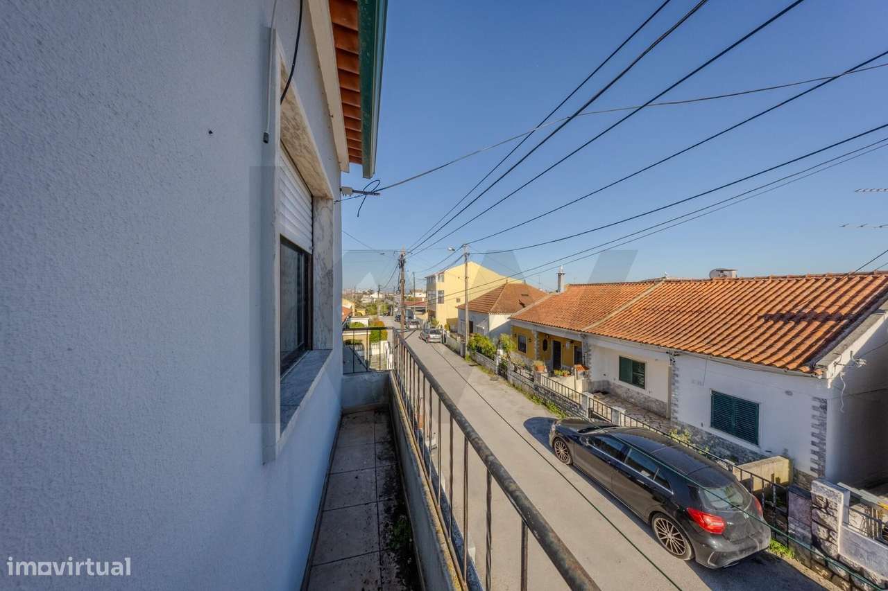 Moradia Bi-Familiar + 2 Anexos Habitáveis na Sobreda Caparica-10