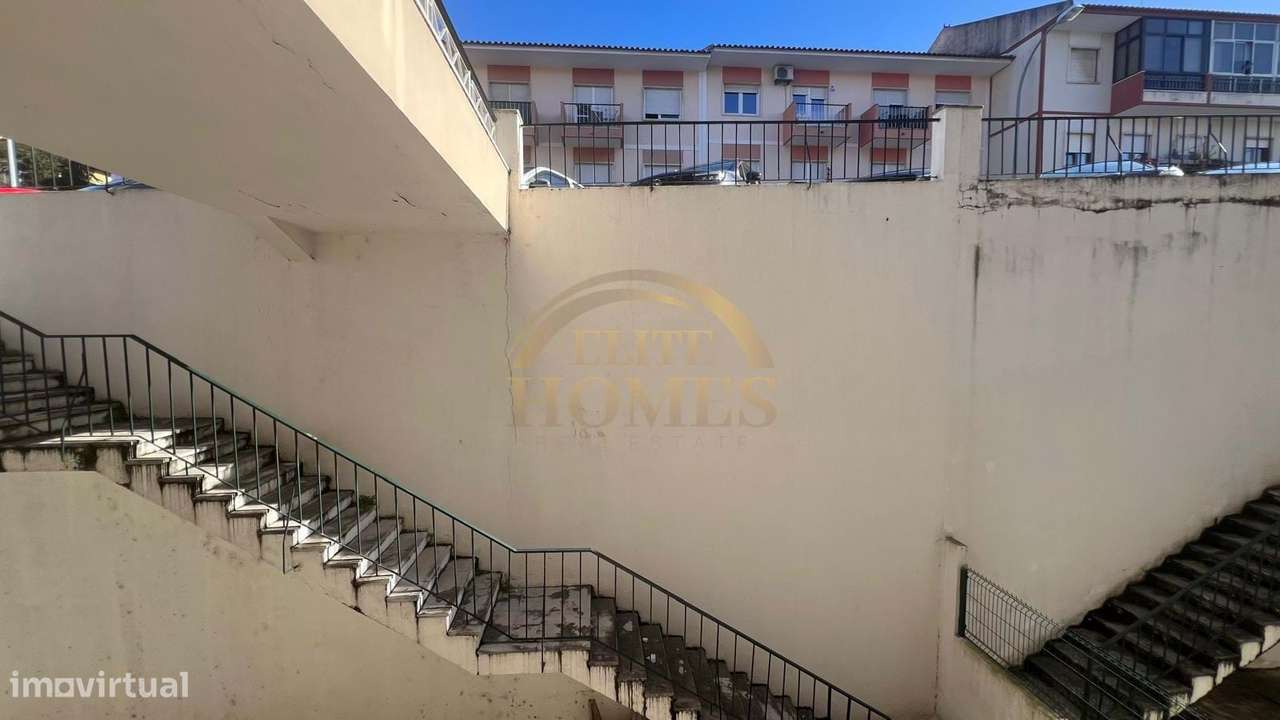 T2 Remodelado com Vista Desafogada, em Linda-a-Velha.-25