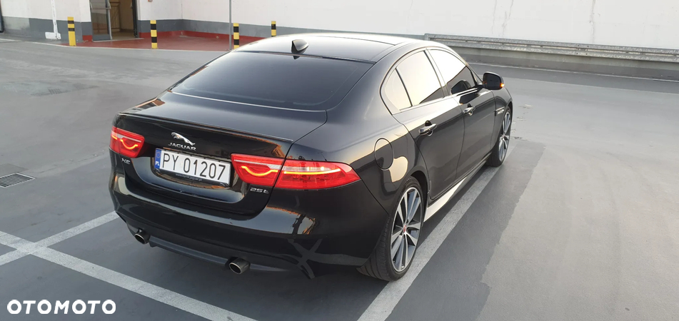 Jaguar XE - 4