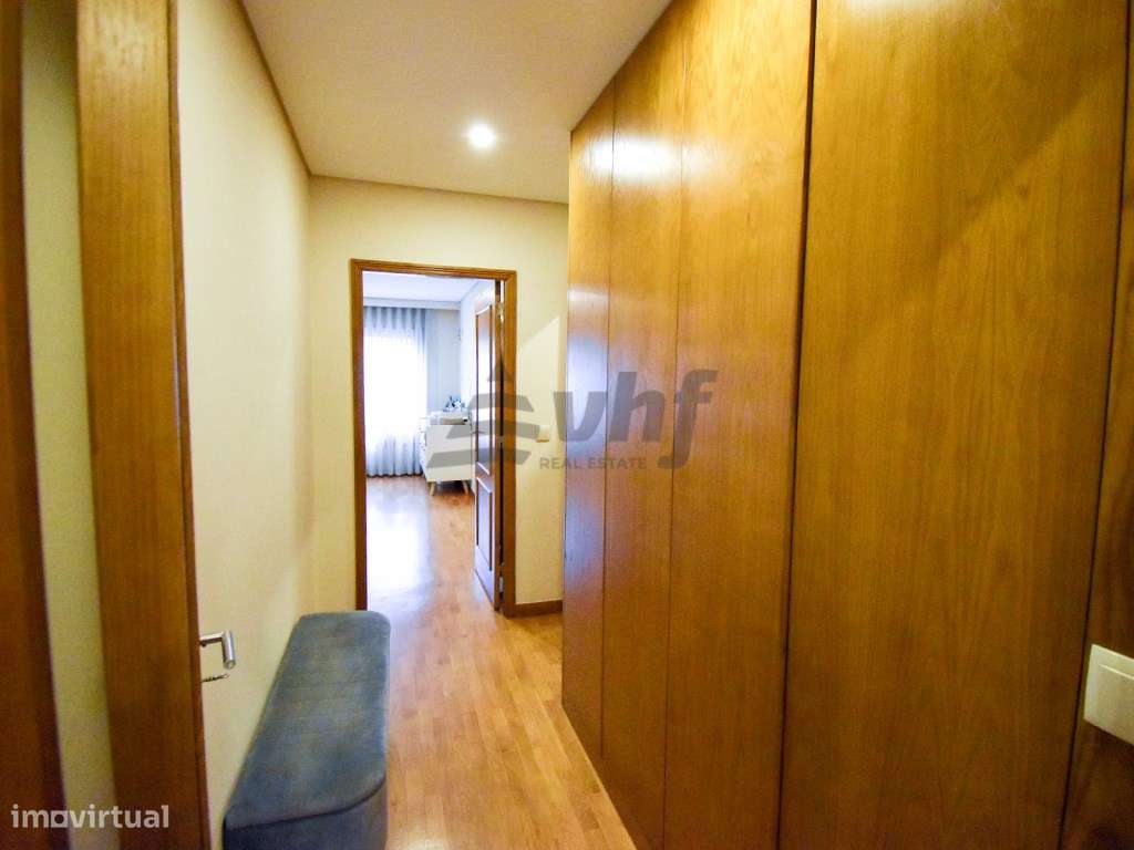 T2 espaçoso com varanda, garagem e excelente exposição solar-12