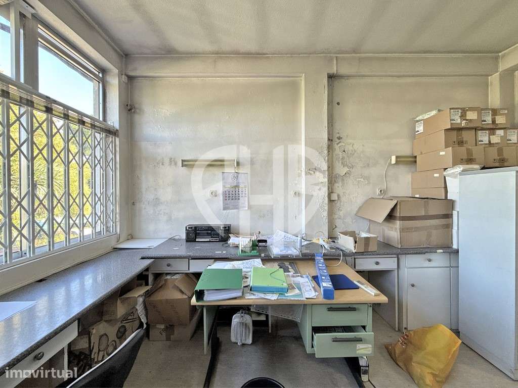 Edifício Comercial 2 Pisos // Rua do Padrão - Pedroso-29