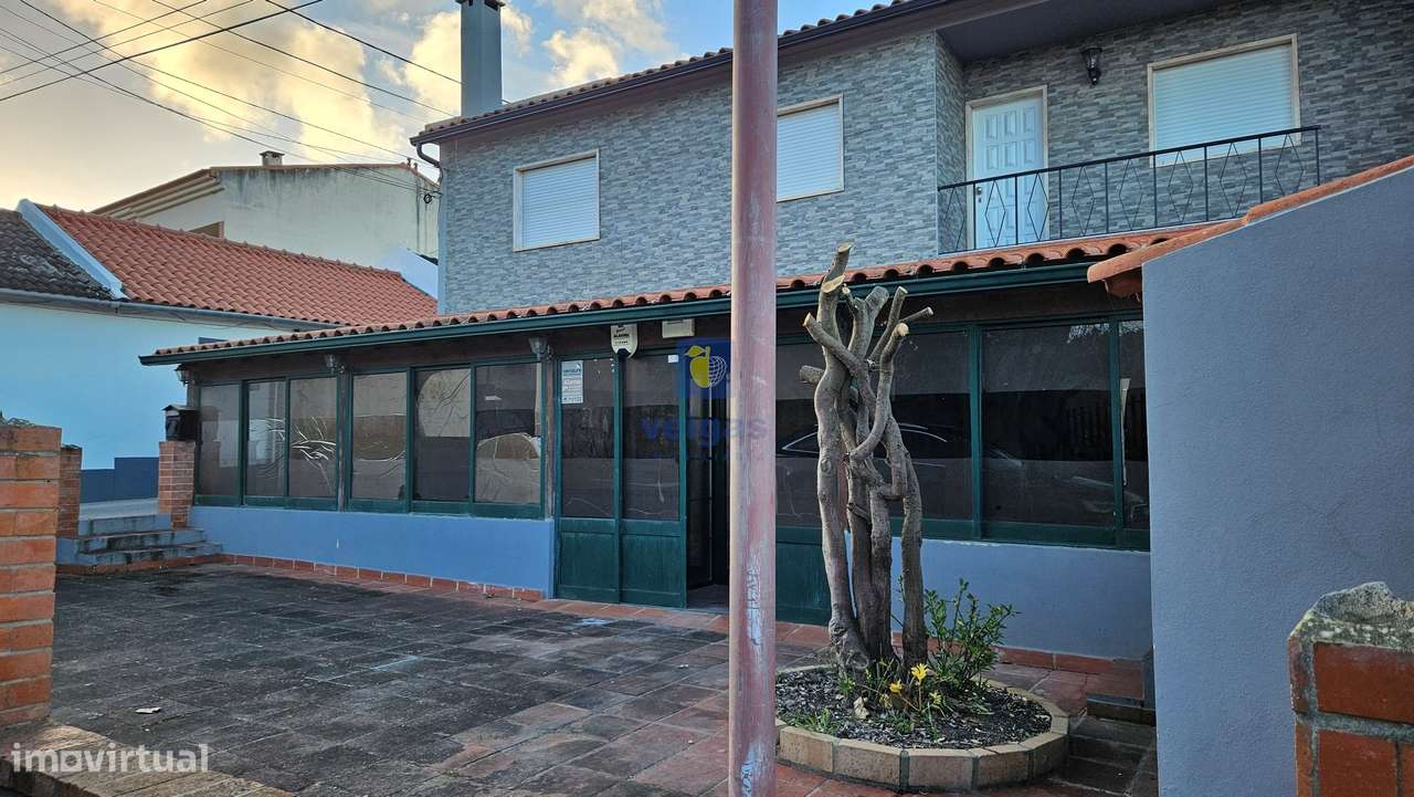 Edifício para Habitação e Comércio - Moradia T3 Renovada c/ Terraço e-41