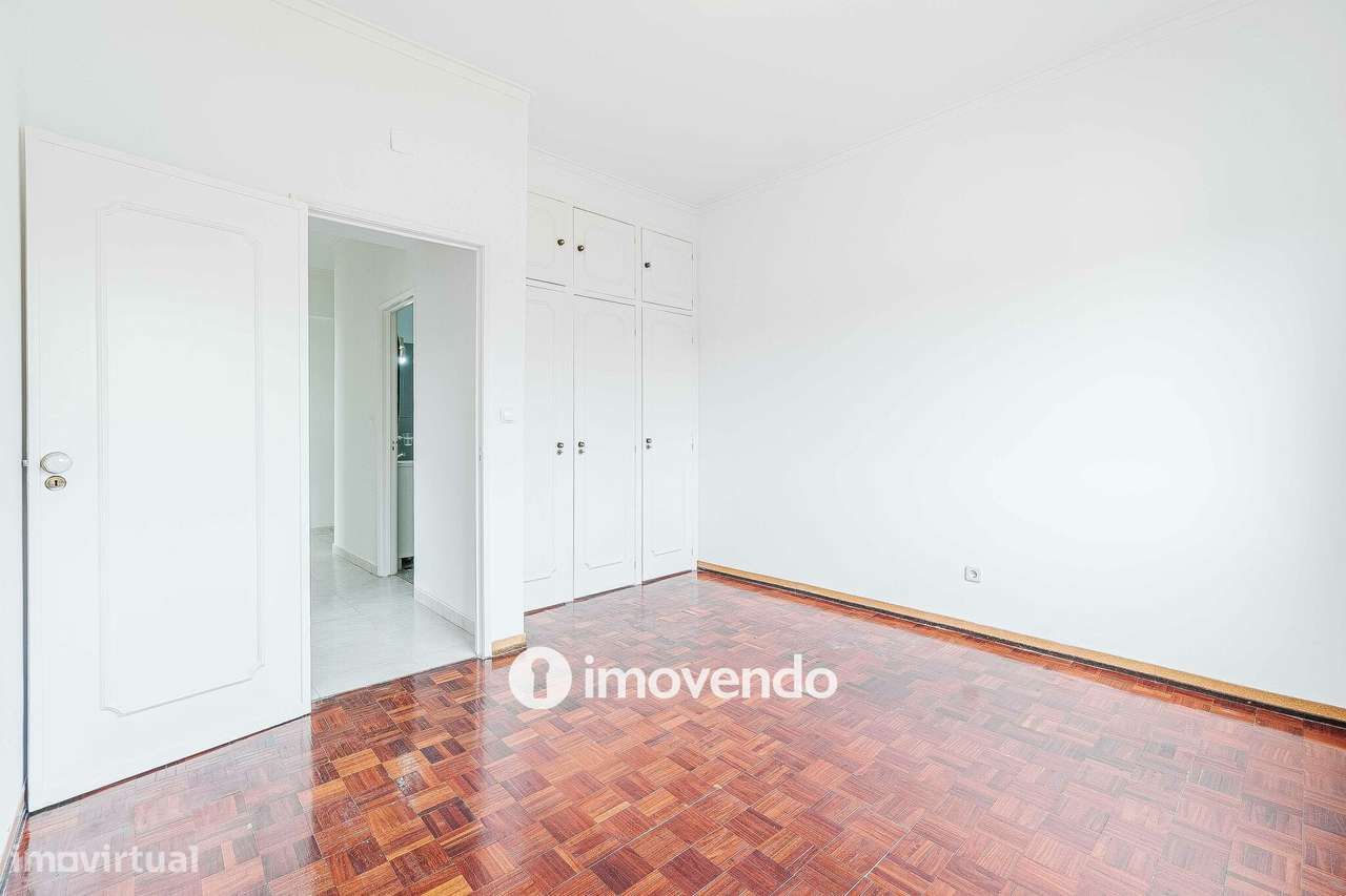 Apartamento T2 com áreas amplas, em Odivelas-13