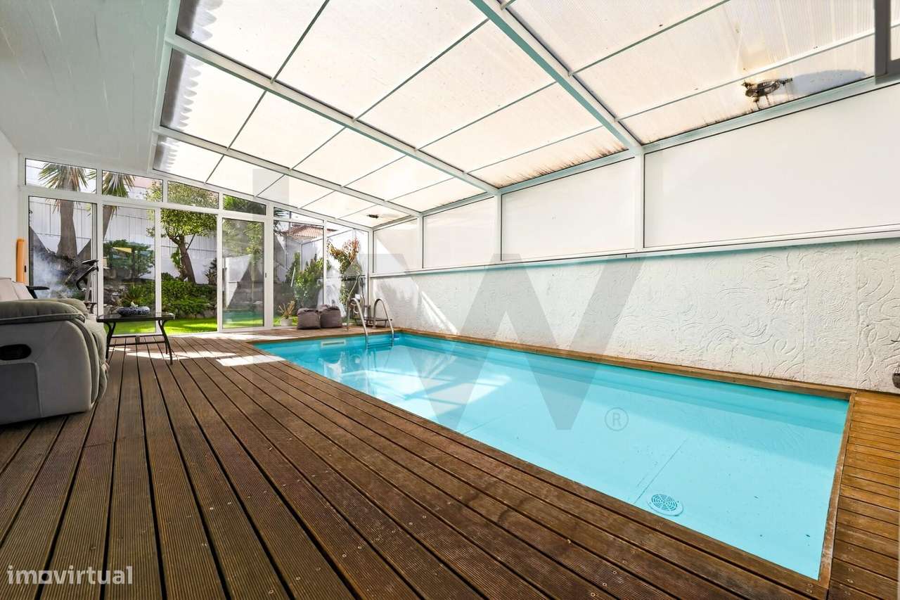 Moradia T4+1 com Piscina Coberta, Jardim e Churrasqueira em Alcoitão,-40