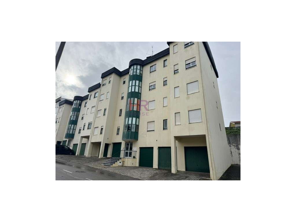 Vende-se T3 totalmente mobilado com três aparcamentos privativos.-28