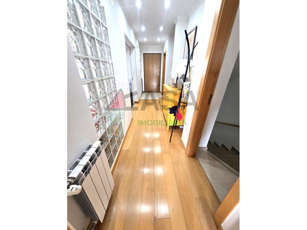 Moradia T4 com Terraço e Vista Desafogada em Loures-13