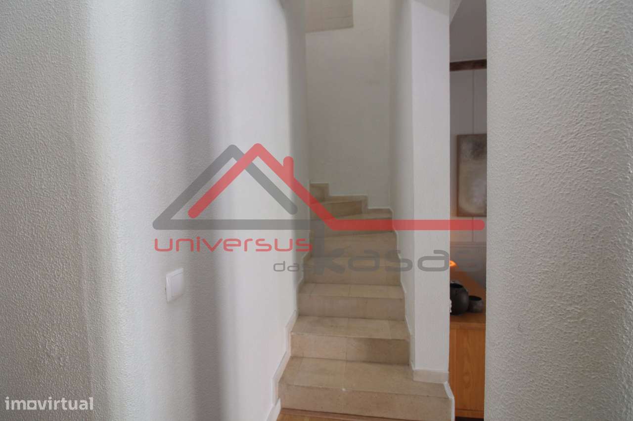 Moradia em Banda V4 com Jardim e Estacionamento na Quinta do Anjo-12