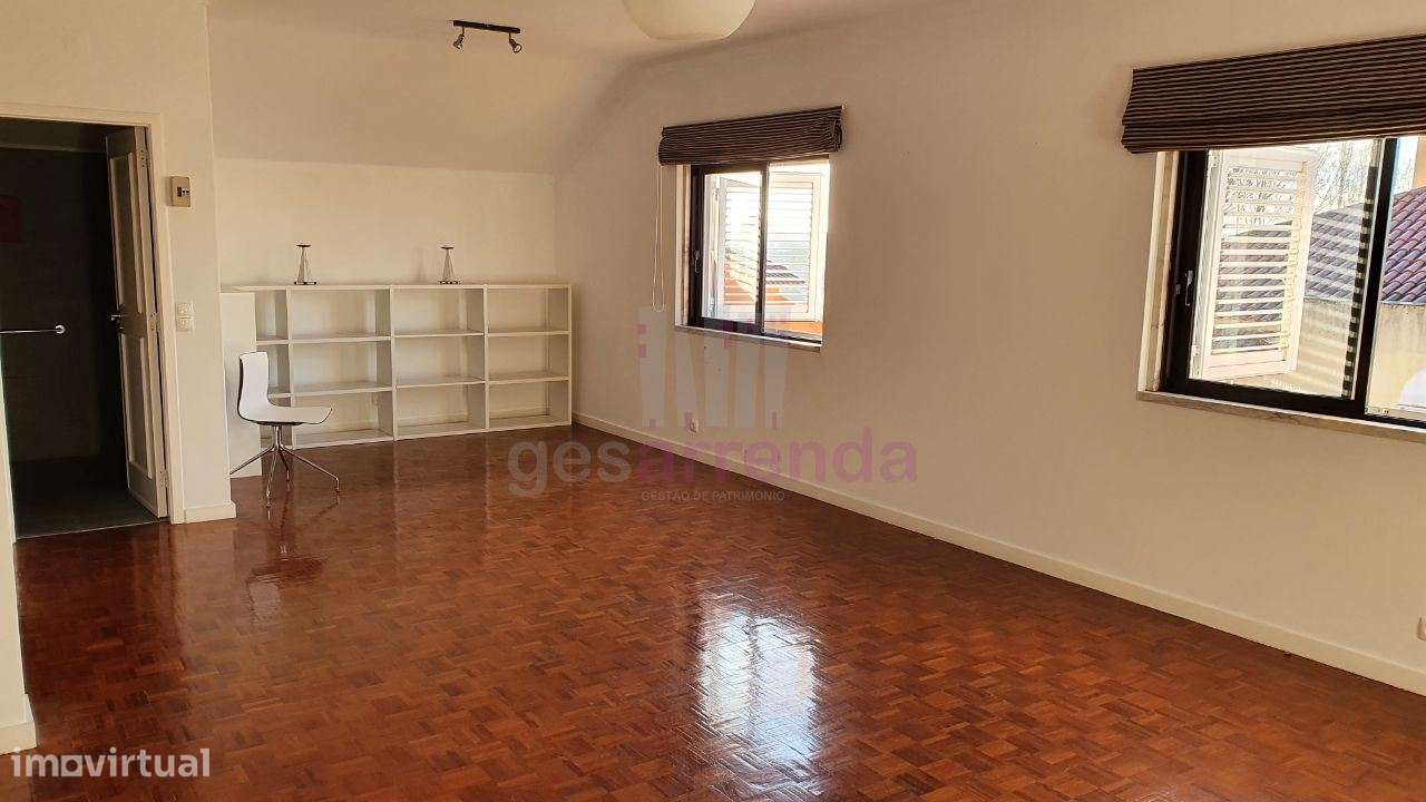 213R | Apartamento T2 duplex para arrendamento em Carcavelos - Grande imagem: 2/16