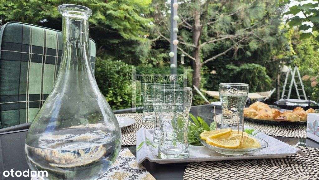 Uroczy dom na przedmieściach.-10