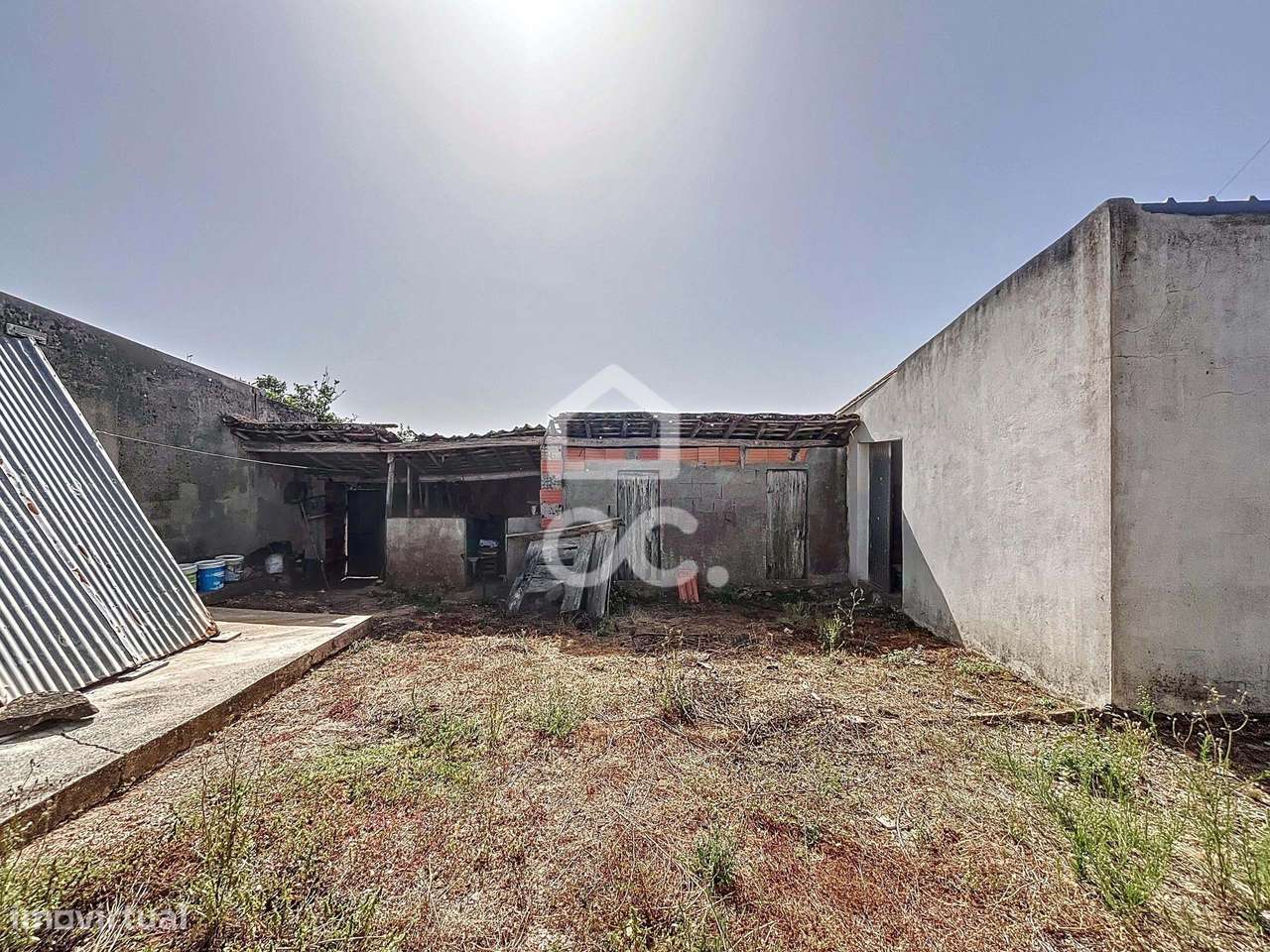 Propriedade mista com ruína e terreno fértil,  localizada nas Antas-10