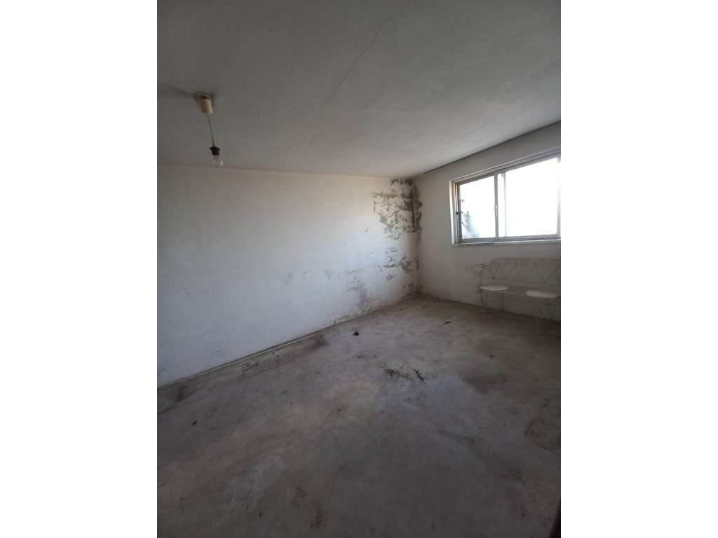 Moradia com 232 m², terreno de 630 m², piso inferior ao nível do ja...-35