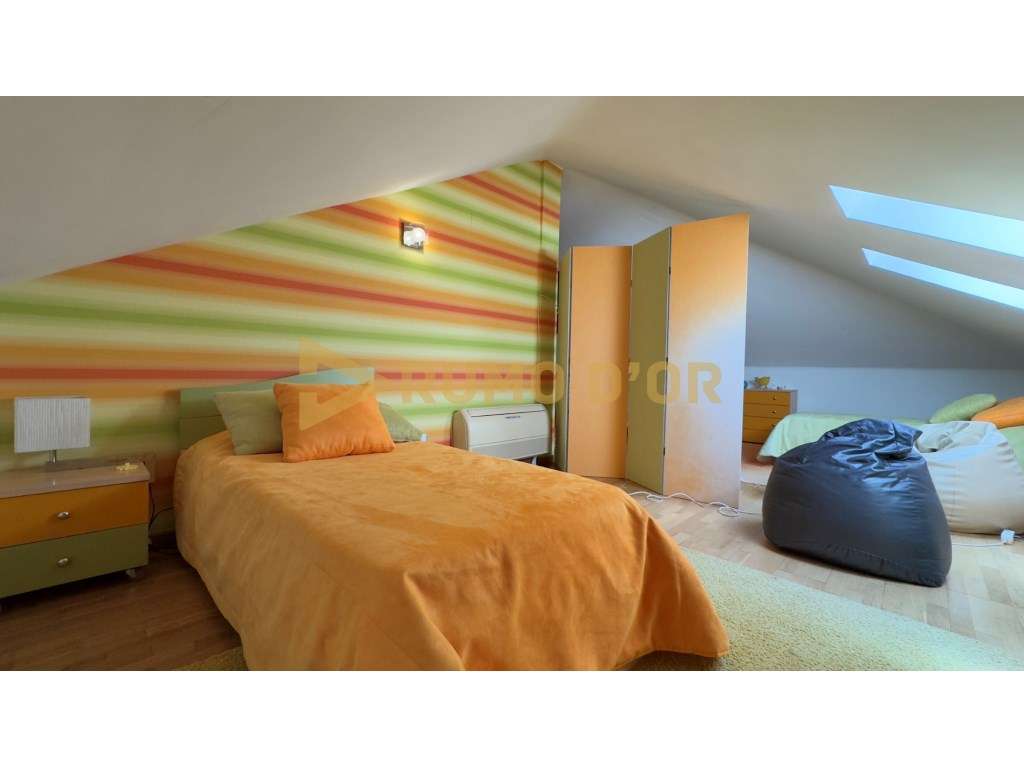 Viva com Conforto! Moradia T4 com Jardim e Espaço Exterior em Alenquer-27