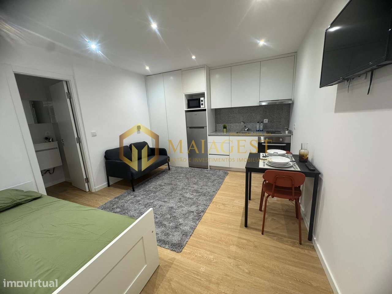 Moradia remodelada dividida em 3 habitações em Canelas-5