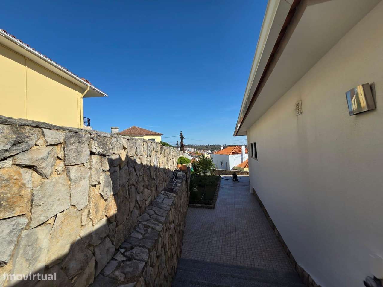 Moradia T2+1 com Anexo Independente, Jardim e Garagem – Rinchoa-10