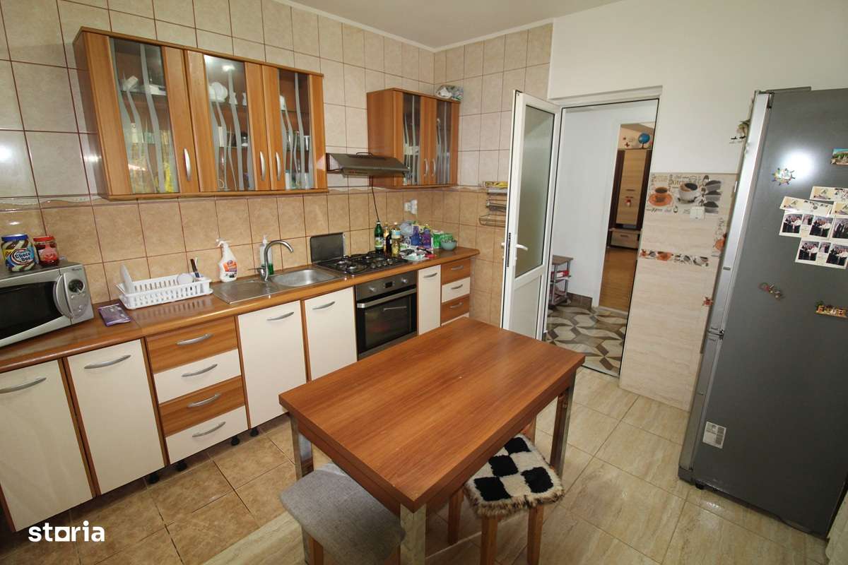 Vând casă P+E+M în Govăjdia, la 14km de Hunedoara, teren 1100mp, garaj-13