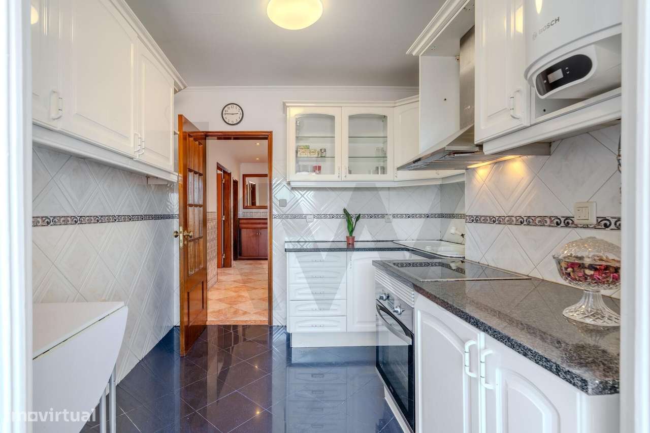 T3 com Vistas desafogadas na Vila Leonor – Ideal para Famílias ou Inve - Grande imagem: 3/25