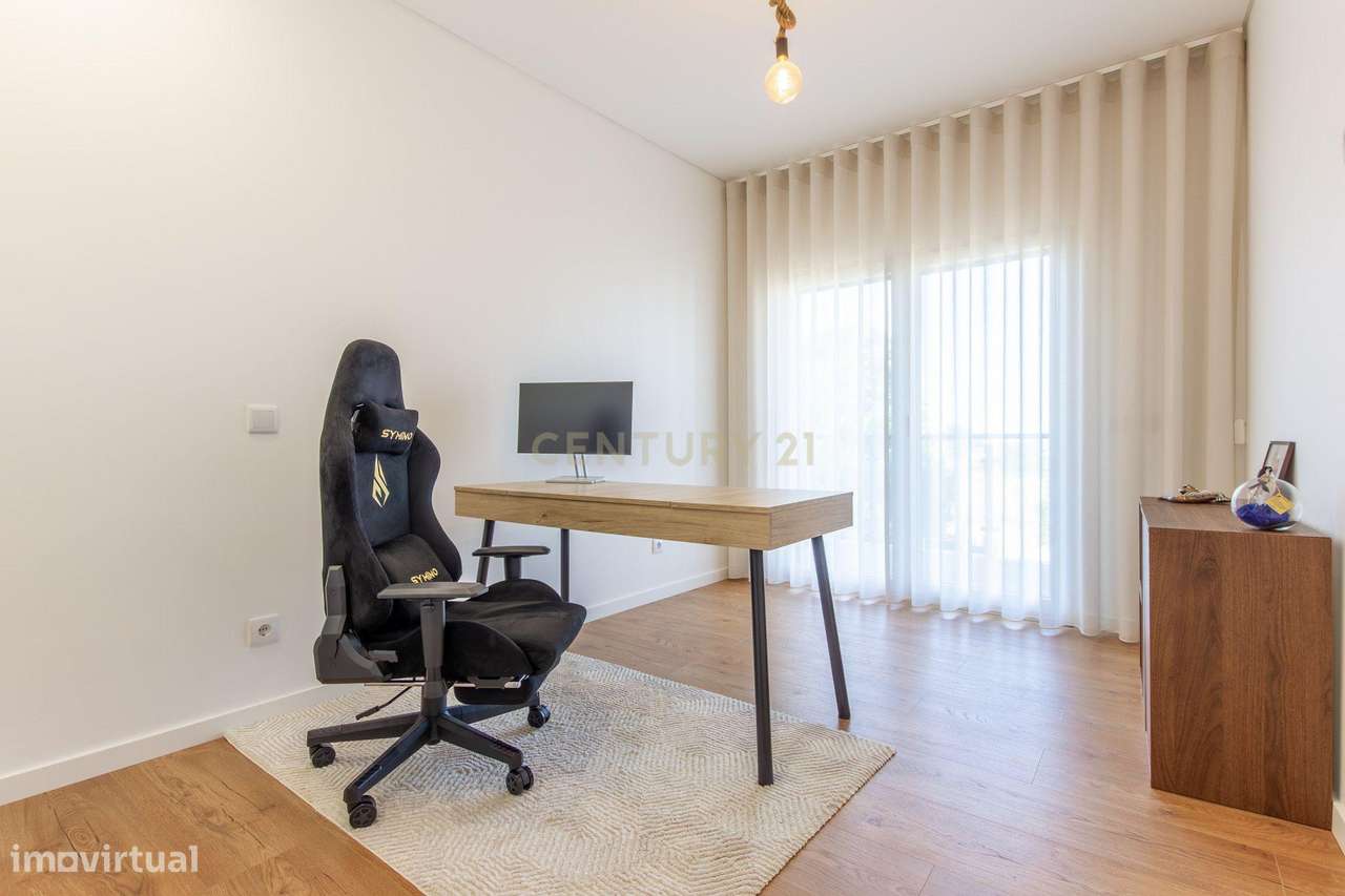 Moderno apartamento T3, com parqueamento e varandas em Santo António d-19