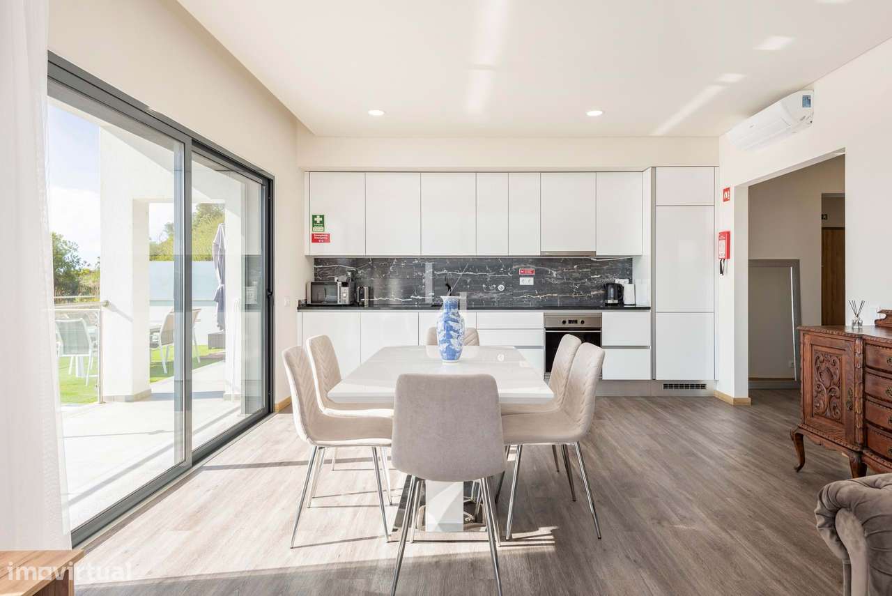 Apartamento T1+2 para venda com piscina e vista mar na Marina de Albuf - Grande imagem: 4/22