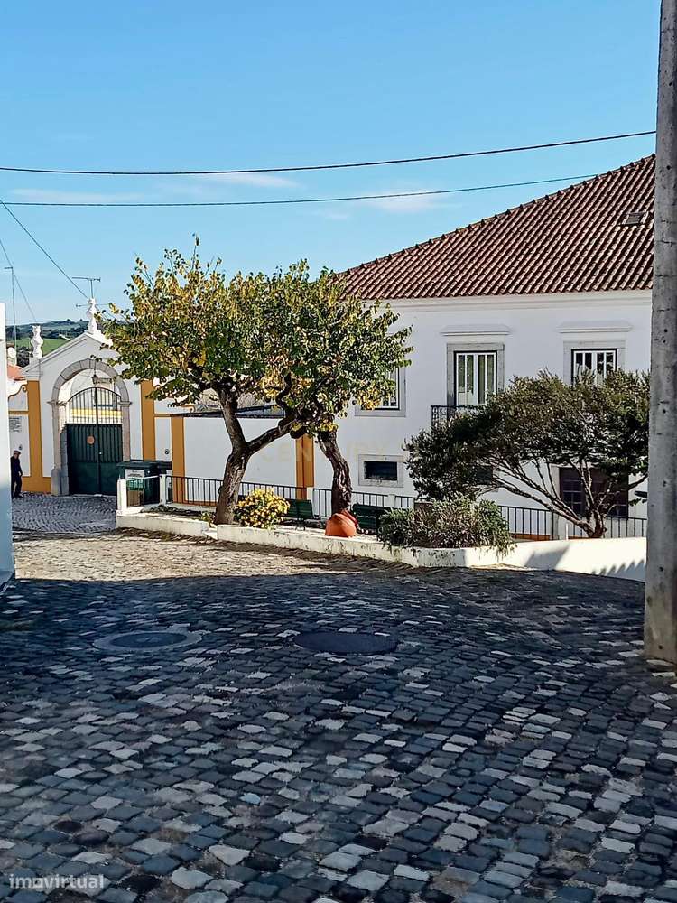 Centro do Gradil - Moradia T2 para remodelar-14