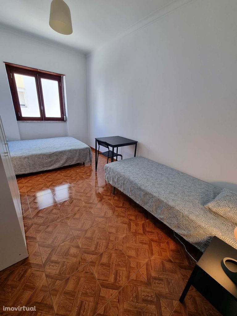Cozy room with double bed + single bed near Agualva station - R1