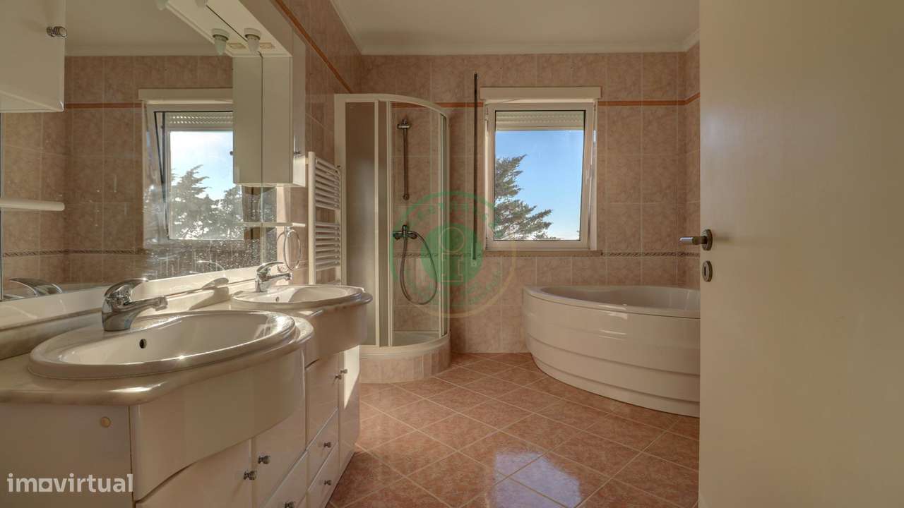 Moradia T4 com Piscina e Vista Mar-12