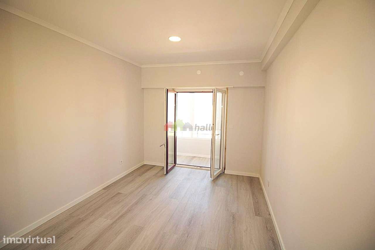 Apartamento T4, 3º andar, Totalmente Remodelado na Amora-15