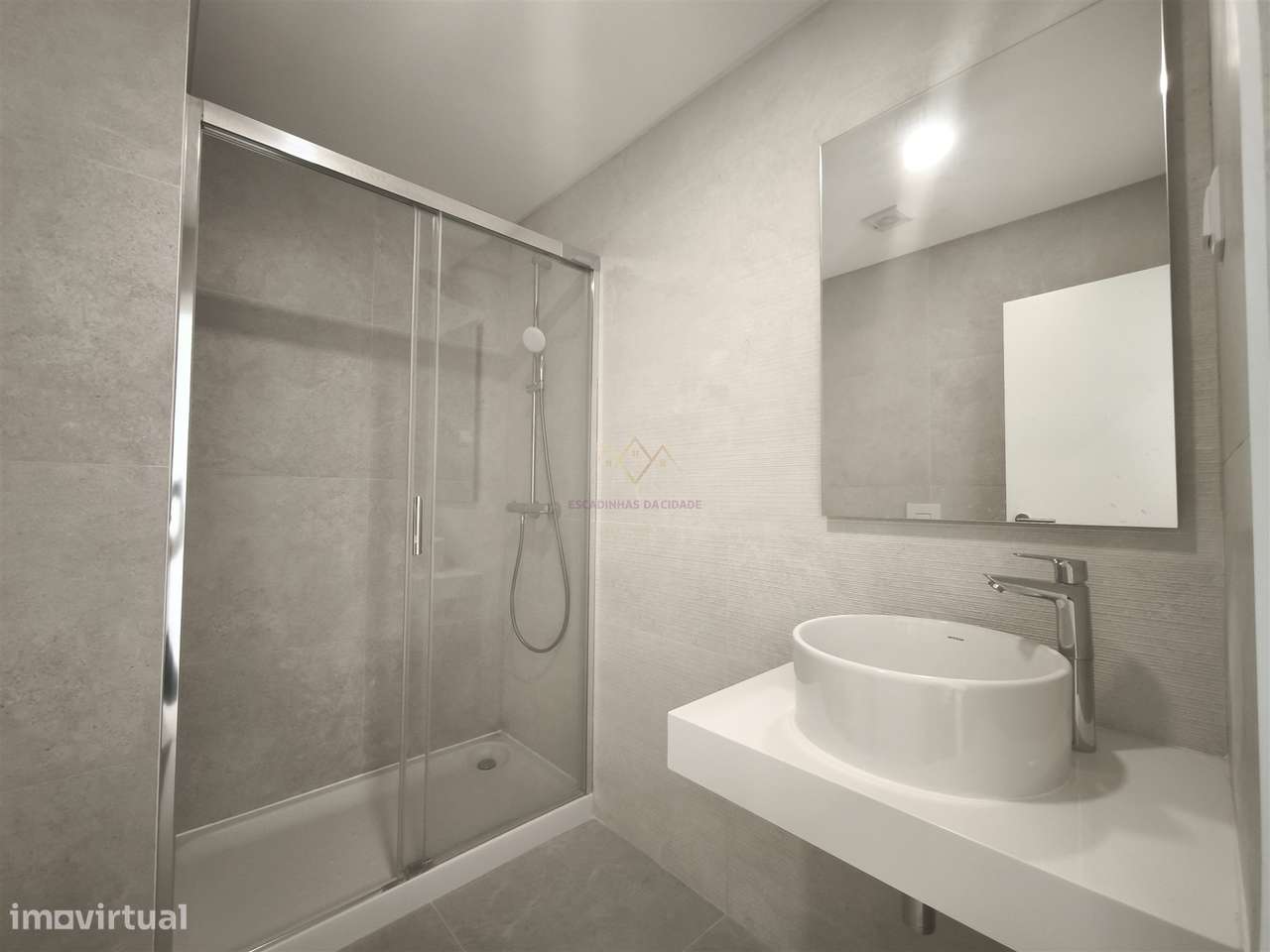 Elegância e Conforto em Carnaxide: T2 com Varandas, 2 Lugares de Garag-23