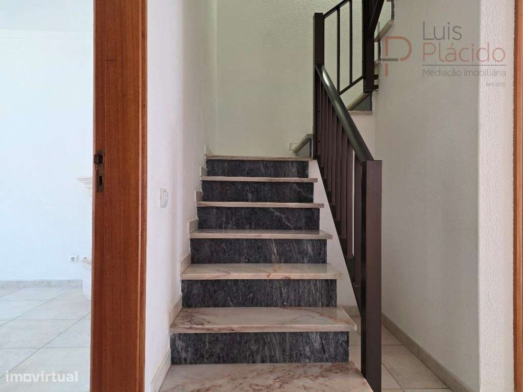 Moradia com 5 Quartos c/ Garagem + Anexo T1-16