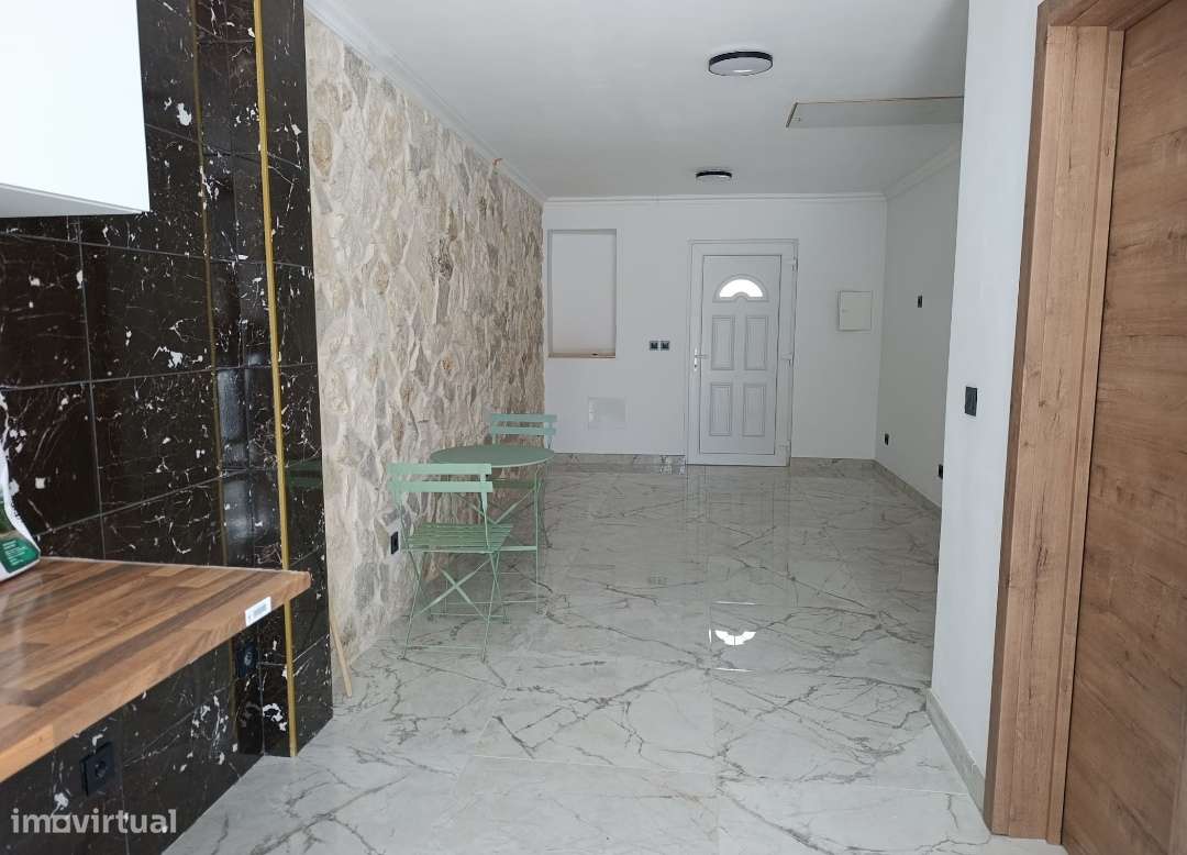 Moradia T2 Renovada-11