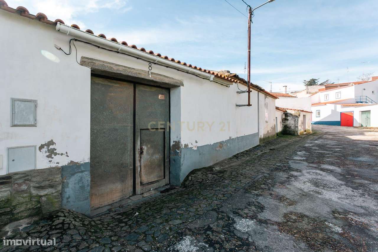 Moradia T2 com Espaço Exterior na Zona Histórica de Mourão - Alentejo-16